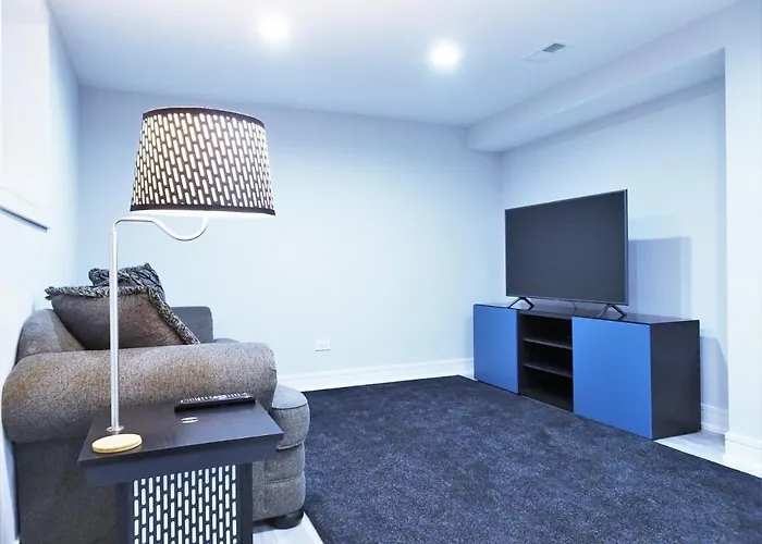 Gasthof Luxurious & Comfy House Near Chicago, Public Transit & Airports