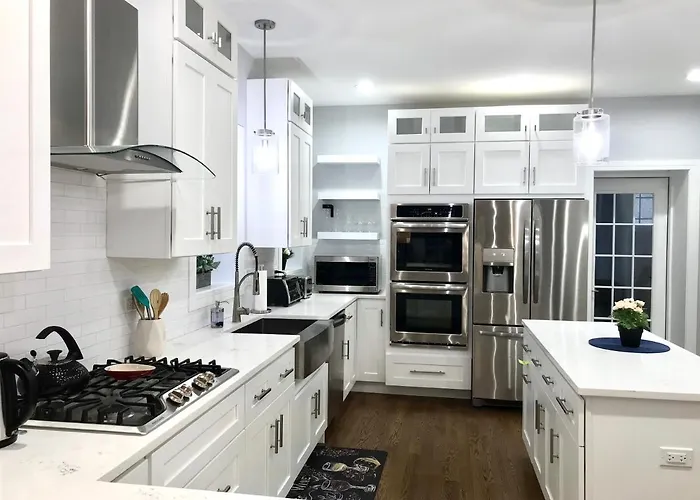Gasthof Luxurious & Comfy House Near Chicago, Public Transit & Airports