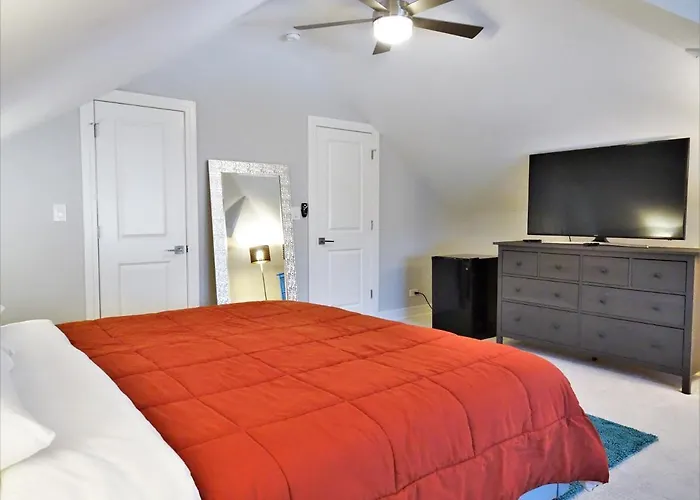 Luxurious & Comfy House Near Chicago, Public Transit & Airports *