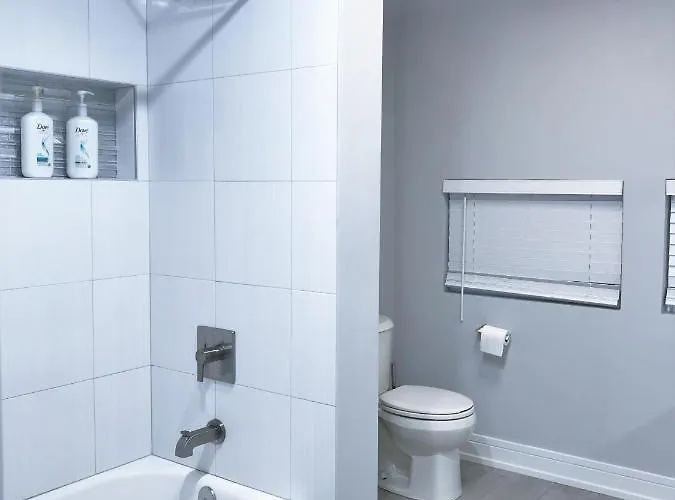 Gasthof Luxurious & Comfy House Near Chicago, Public Transit & Airports