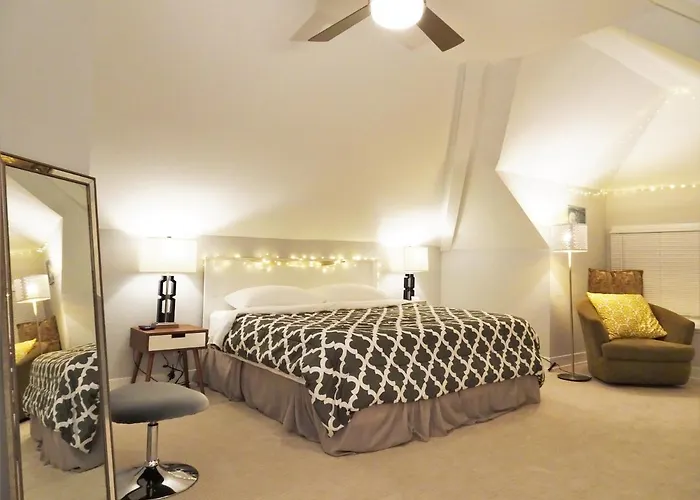 Luxurious & Comfy House Near Chicago, Public Transit & Airports *