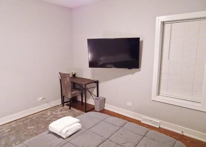 Luxurious & Comfy House Near Chicago, Public Transit & Airports *